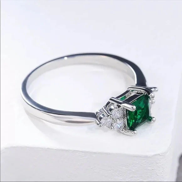 New Women’s 925 Silver Beautiful Emerald Ring - Picture 5 of 5